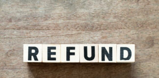 Wooden blocks spelling the word 'REFUND' on a wooden surface